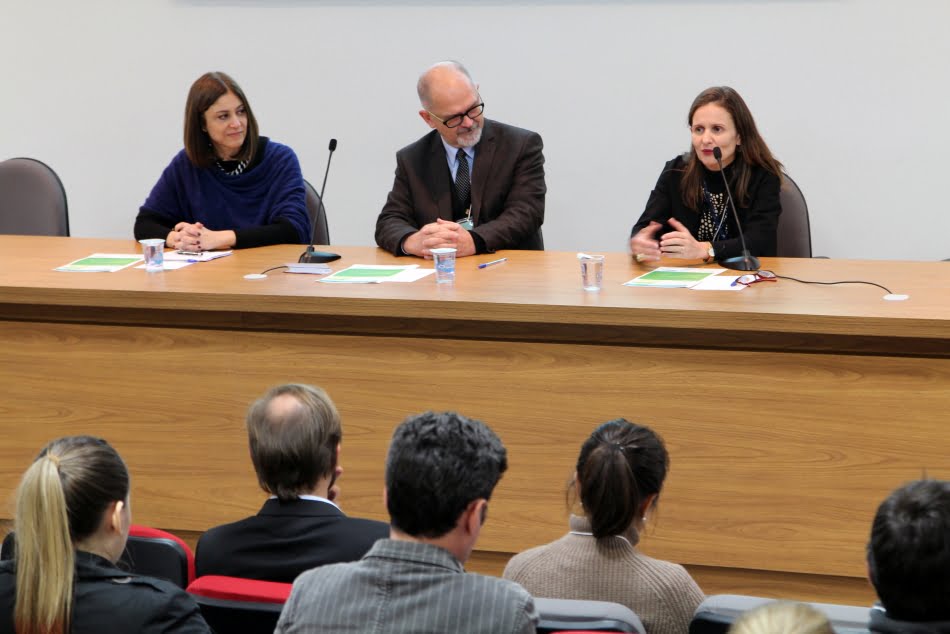 Mesa de abertura do painel teve a participação (da esq. para a dir) de Ana Paula Fava (assessora especial para assuntos internacionais do governo do estado de São Paulo), Fernando Landgraf e Claudia Echevenguá Teixeira