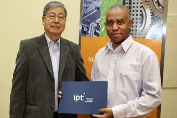 Silva (à direita na foto, ao lado do pesquisador Mario Miyake, na cerimõnia de entrega dos certificados do mestrado): "É o caminho ideal para o profissional que quer ingressar na área acadêmica e de pesquisas, sem deixar de lado o legado do mercado de trabalho"