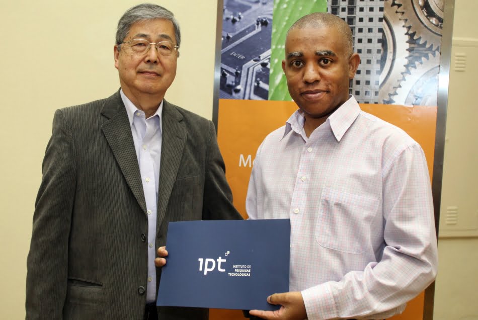 Silva (à direita na foto, ao lado do pesquisador Mario Miyake, na cerimõnia de entrega dos certificados do mestrado): "É o caminho ideal para o profissional que quer ingressar na área acadêmica e de pesquisas, sem deixar de lado o legado do mercado de trabalho"