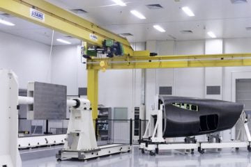 Fuselagem traseira ao lado do equipamento de deposição de fitas