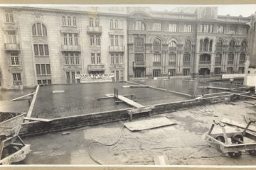 Vista da montagem da prova de carga sobre laje de piso intermediário: lâmina d’água (sobrecarga) formada por 'piscina' com paredes de alvenaria de tijolos de barro cozido...