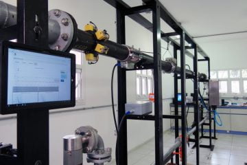 Sistema para ensaios dinâmicos dotado de técnicas não intrusivas de monitoramento da corrosão