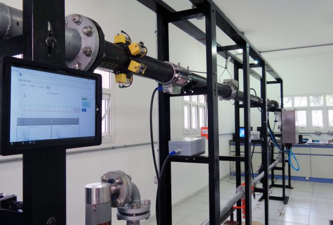 Sistema para ensaios dinâmicos dotado de técnicas não intrusivas de monitoramento da corrosão