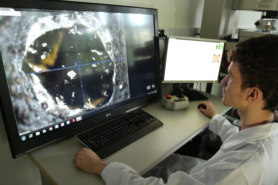 Penetrador de dureza Vickers é avaliado na máquina de medição por coordenadas ópticas, outra oferta do laboratório para metrologia