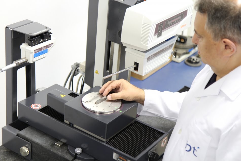 Medição do ângulo e do raio de um corpo de prova Charpy na máquina de medição de contorno e rugosidade