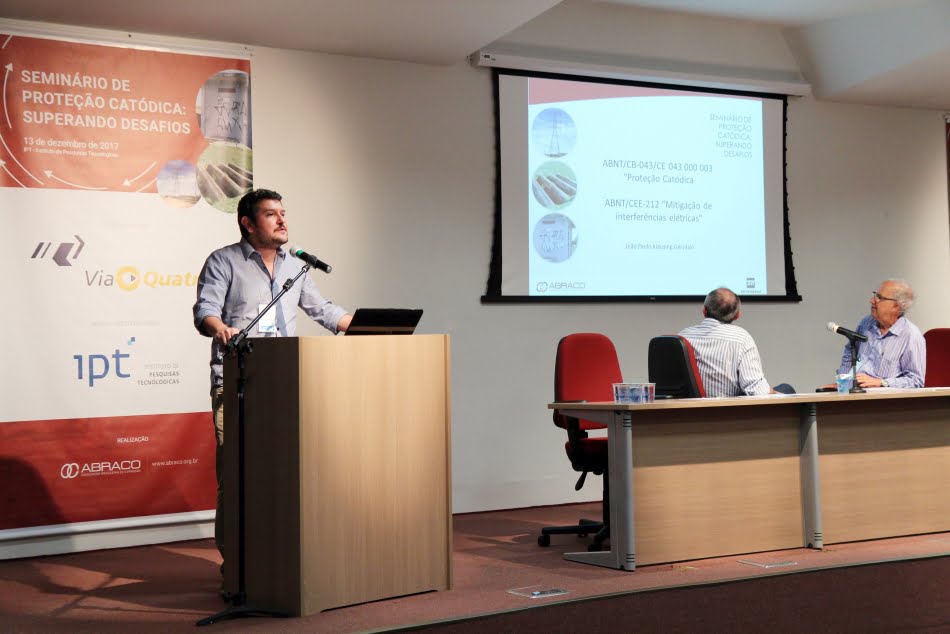 Seminário reuniu 62 profissionais no auditório do IPT: da esq. para a dir, Klausing, Almeida e Laerce de Paula Nunes (presidente da Abraco)