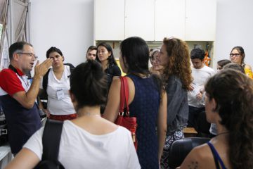 Pesquisador do IPT (à esquerda) na visita dos alunos ao espaço de geofísica aplicada no IPT