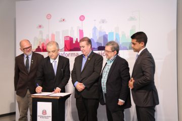 Cerimônia de lançamento das plataformas: da esq. para dir, Landgraf, França, Donizette e os deputados estaduais Abelardo Camarinha e Caio França