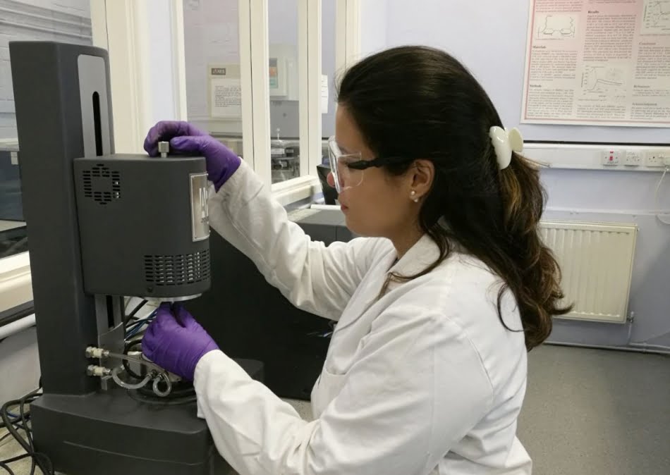 ...e a reologia, que envolve o estudo dinâmico de materiais fluidos sob o efeito de deformação.