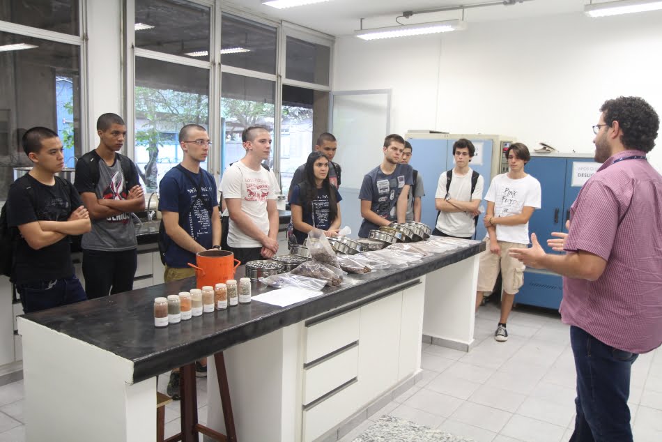 Estudantes puderam ver, na prática, a contribuição dada pelas Engenharias às pesquisas aplicadas focadas na resolução de problemas da indústria...