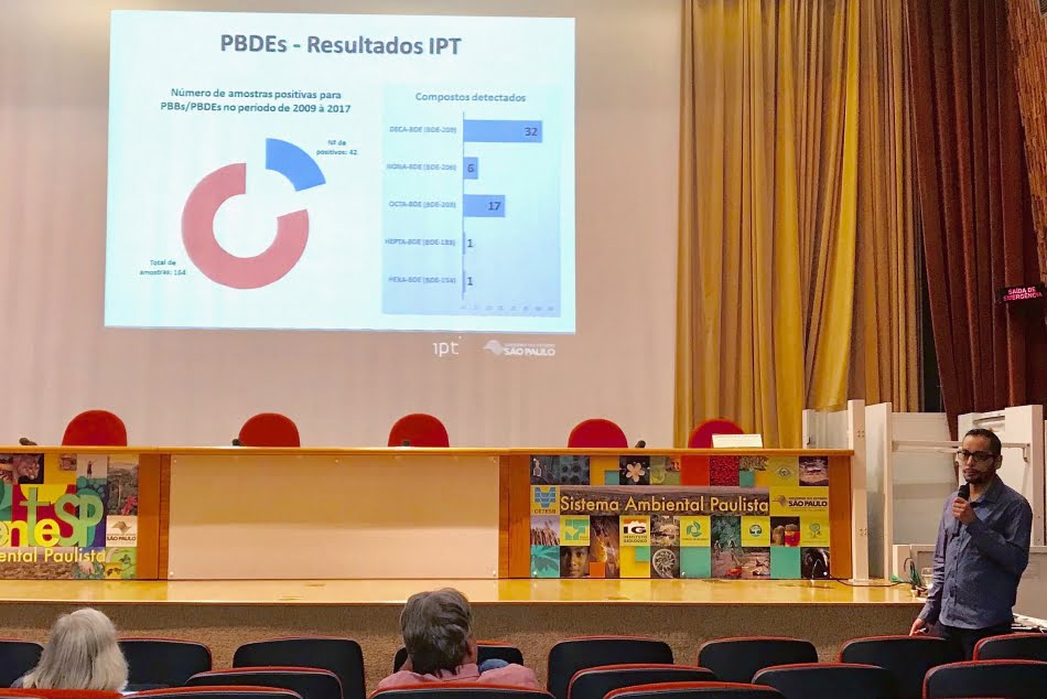 Os PBDEs são utilizados como retardadores de chamas em produtos eletroeletrônicos; celulares, computadores e até mesmo torradeiras podem apresentar o composto