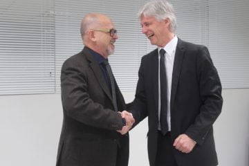 Eckart Uhlmann, um dos representantes do IPK, à direita, cumprimenta o diretor-presidente do IPT, Fernando Landgraf