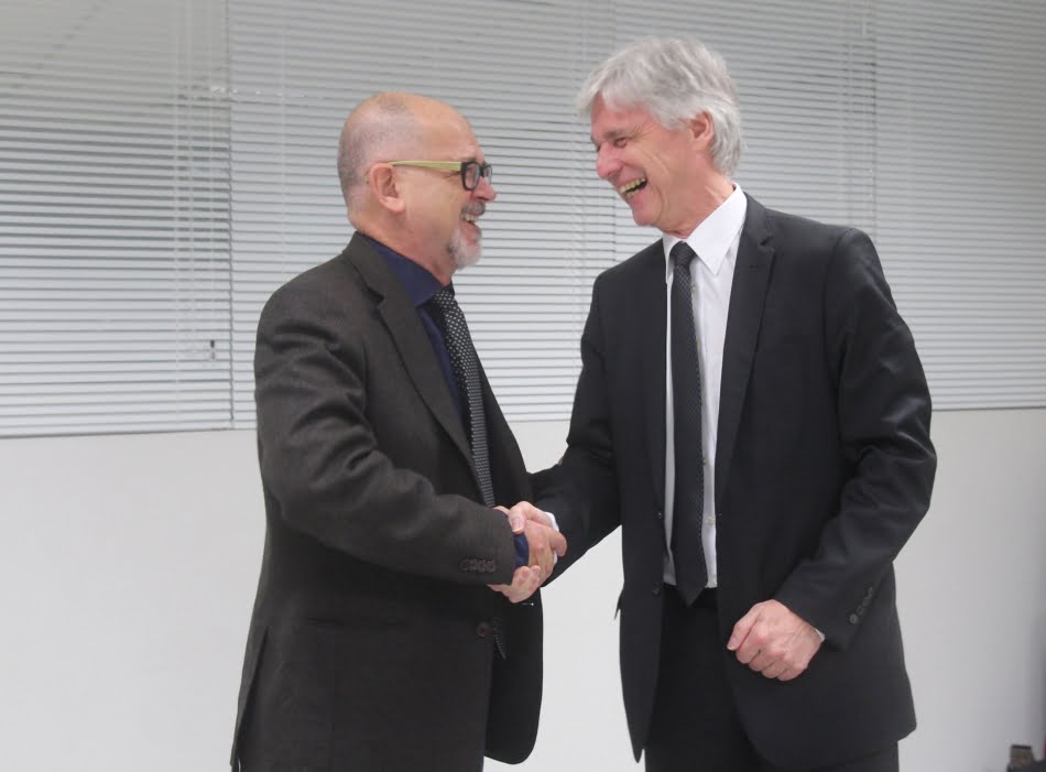 Eckart Uhlmann, um dos representantes do IPK, à direita, cumprimenta o diretor-presidente do IPT, Fernando Landgraf