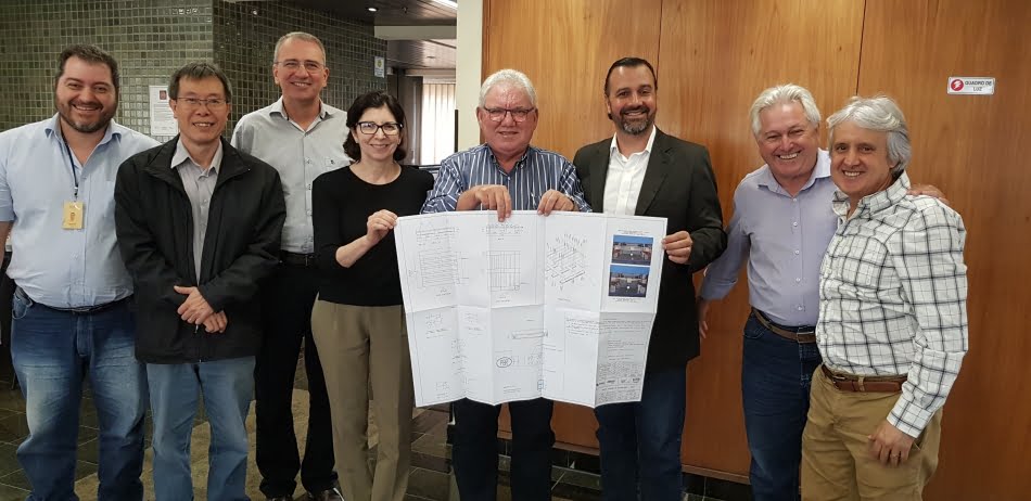 Participantes da reunião de aprovação do novo projeto do palete PBR (da esq. para a dir.): Rogério Parra, Takashi Yojo, Marco Antônio Grecco D'Elia e Maria Luiza Otero D'Almeida, pesquisadores do IPT; José Vantine, da Vantine; e Roger Becker, José Rodacoski e Marco Souza, da Anapem. Crédito foto: Abras