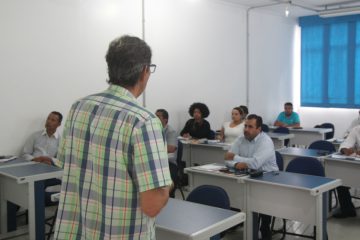 Entre os tópicos estudados no curso estão teorias e conceitos sobre desenvolvimento econômico e questões a serem consideradas para o levantamento e o mapeamento do potencial econômico de municípios