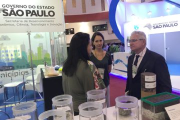 Prefeito de Caçapava, Fernando Diniz, visita o estande do IPT no 62º Congresso Estadual de Municípios