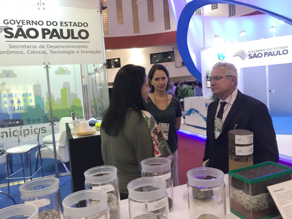 Prefeito de Caçapava, Fernando Diniz, visita o estande do IPT no 62º Congresso Estadual de Municípios