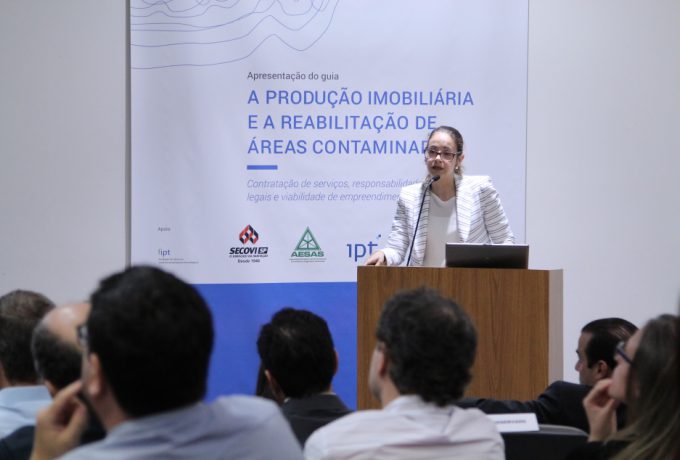 Marcela de Araújo, do IPT, explica estrutura do guia de gerenciamento de áreas contaminadas durante evento