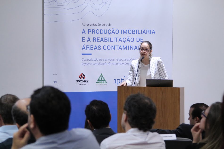 Marcela de Araújo, do IPT, explica estrutura do guia de gerenciamento de áreas contaminadas durante evento