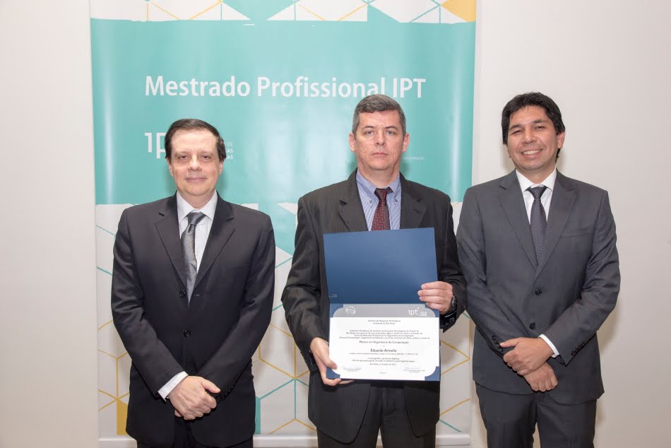 Armelin (ao centro na foto): "capacitação necessária para atuar em um patamar profissionalmente mais alto" (à esq, Eduardo Machado, coordenador de Ensino Tecnológico do IPT, e à dir, Eduardo Takeo Ueda, professor do Mestrado)