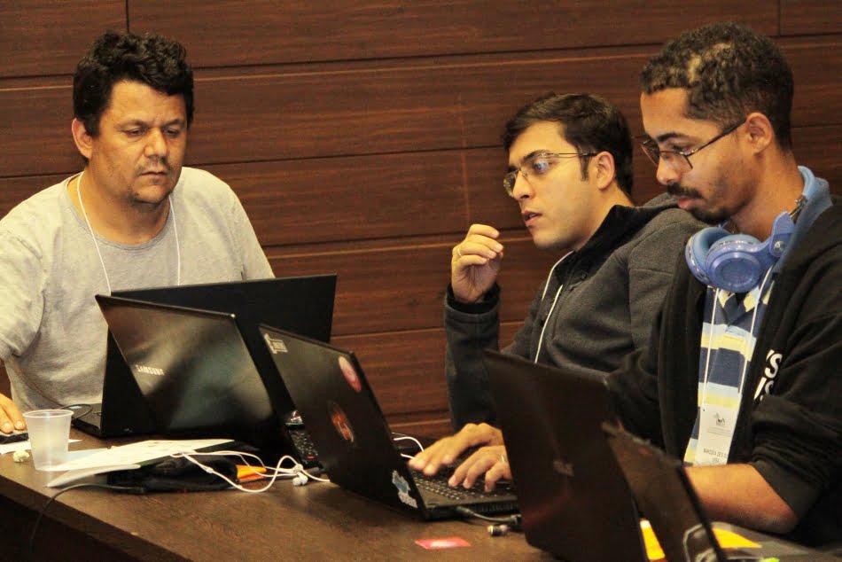Da esquerda para a direita: Celso Luciano Alves da Silva e Felipe Silva Silles, do IPT, e Marcos Antônio de Souza Silva, da Universidade Federal da Bahia