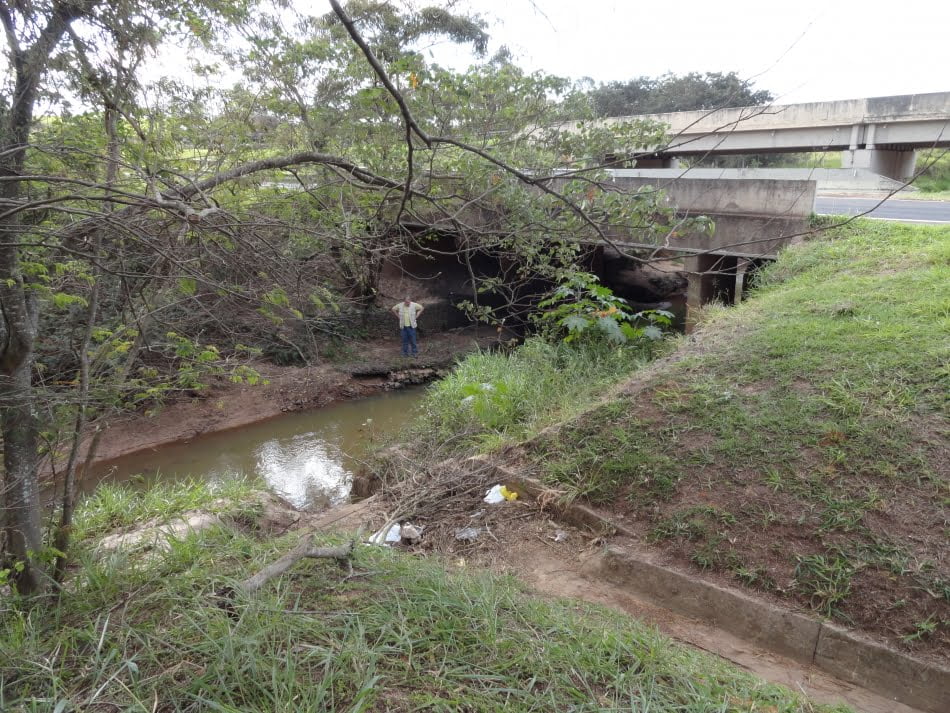 Na foto, fica evidente a diferença de altura entre as pontes, que foram construídas em décadas diferentes