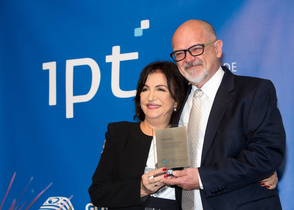 Fernando Landgraf, ex-diretor-presidente do IPT, recebe placa de homenagem da sucessora