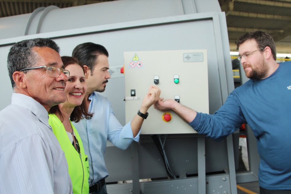 Eduardo Maziero, pesquisador do IPT, explica módulo de triagem ao prefeito de Bertioga, Caio Mateus