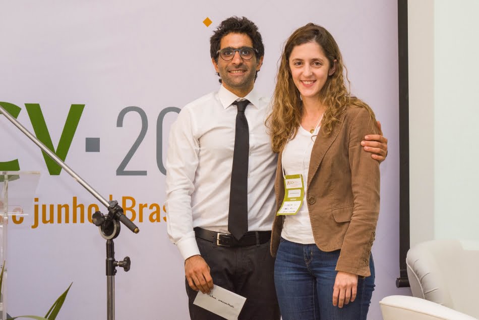 Resultados do projeto foram apresentados no VI Congresso Brasileiro sobre Gestão do Ciclo de Vida e IPT recebeu o prêmio de melhor apresentação de artigo - na foto, Fernanda e Amir Safaei, gerente de projetos internacionais do ecoinvent. Crédito foto: Isa Lima.