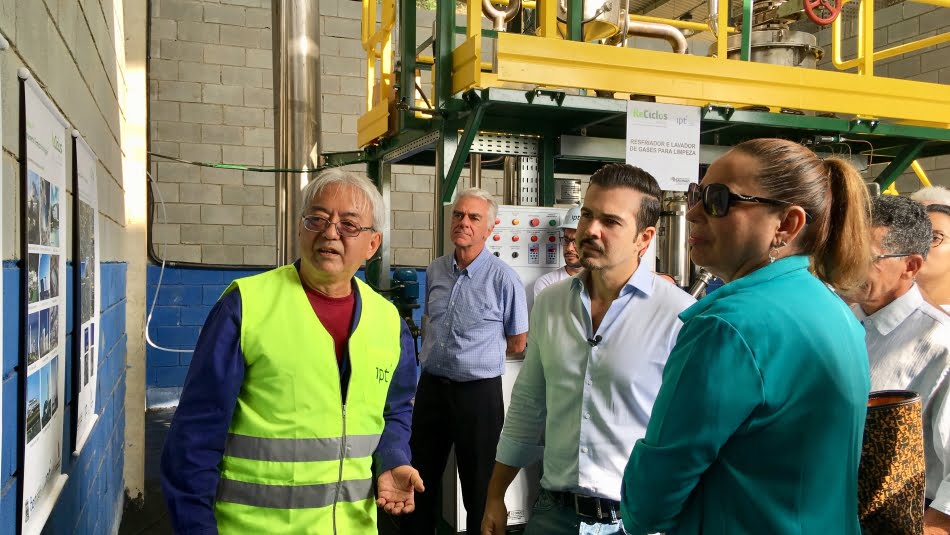 Ademar Hakuo Ushima explica funcionamento de incinerador em evento em Bertioga