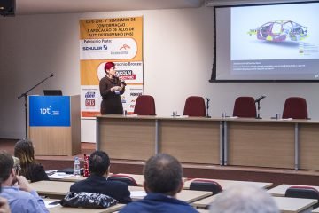 Pesquisadora Ana Paola explica aplicação de refrigeração conformal de moldes para hot stamping em indústria automotiva