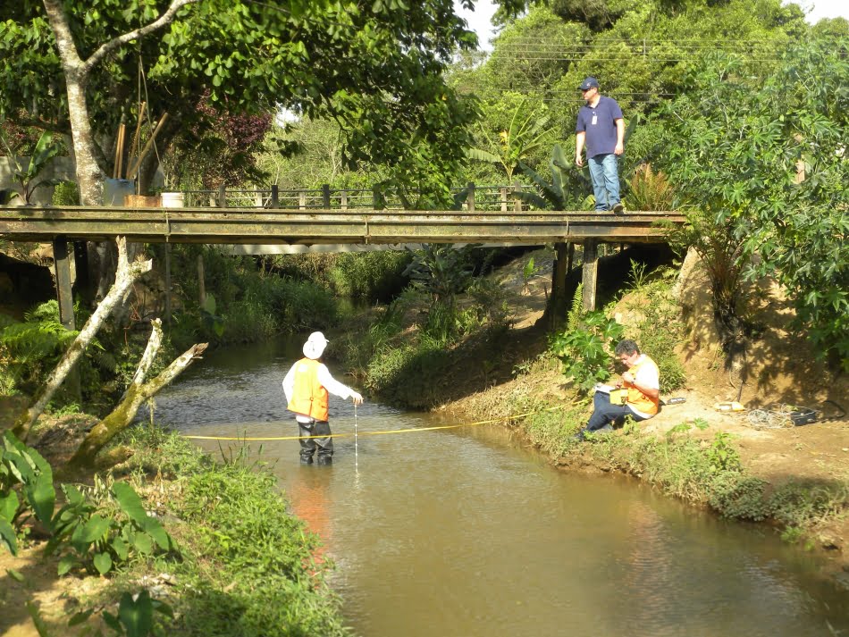 Pesquisadores coletam amostras para a construção de um modelo unidimensional da bacia do reservatório Taiaçupeba