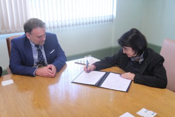 Guaracy e Zehbour Panossian, diretora-presidente do IPT, na cerimônia de assinatura do acordo de cooperação técnica