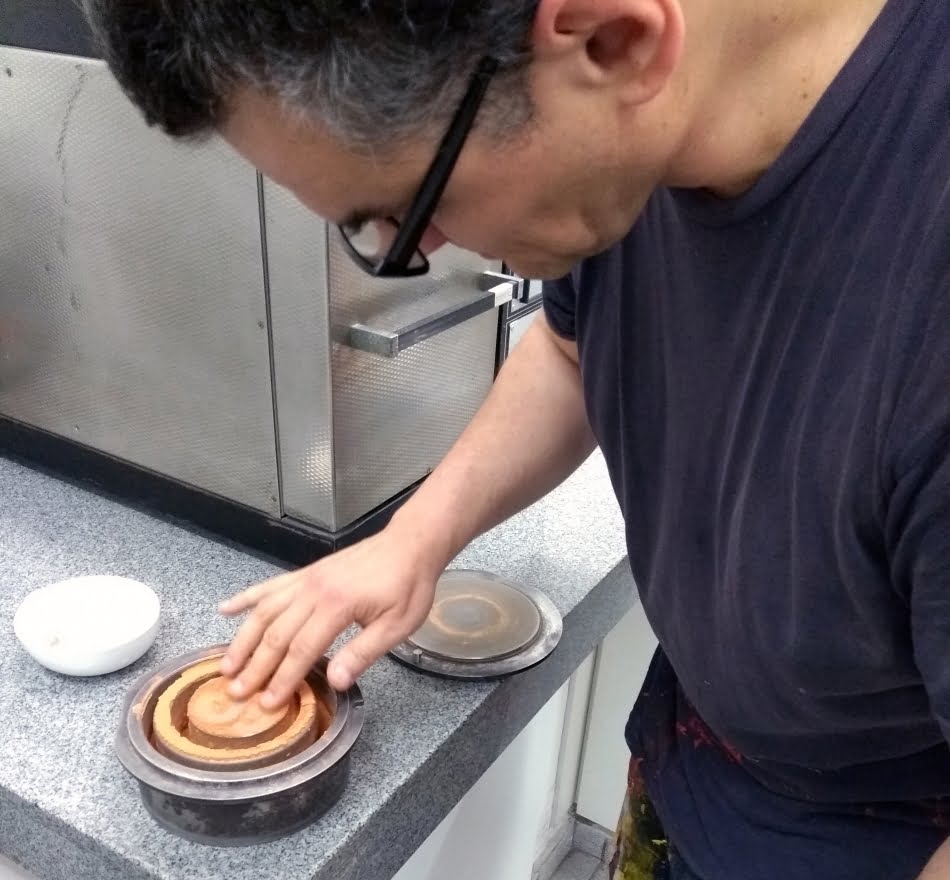 Restos de encombros, como tijolos e argamassa, foram colhidos pelo artista plástico Alexandre Mavignier e moídos no laboratório do IPT para a produção de tintas com as cores naturais dos materiais originais do edifício Wilton Paes de Almeida, destruído pelo fogo no último mês de maio.