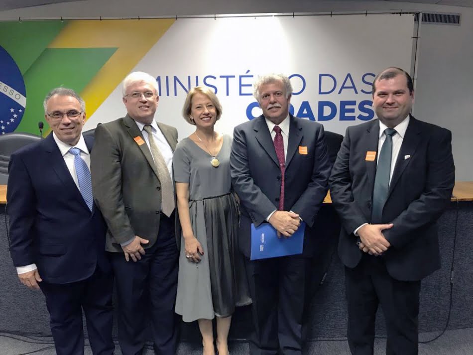 Reunião comemorativa do PBQP-H contou com a presença de profissionais de diversas instituições: da esq. para a dir, Constantino Frollini Neto, diretor de Norma e Qualidade da Associação Nacional da Indústria Cerâmica - Anicer; Fulvio Vittorino, diretor do Centro Tecnológico do Ambiente Construído do IPT; Maria Salette de Carvalho Weber, coordenadora-geral do PBQP-H no Ministério das Cidades; Claudio Mitidieri, pesquisador do Laboratório de Componentes e Sistemas Construtivos do IPT, e Natel Moraes, presidente da Anicer