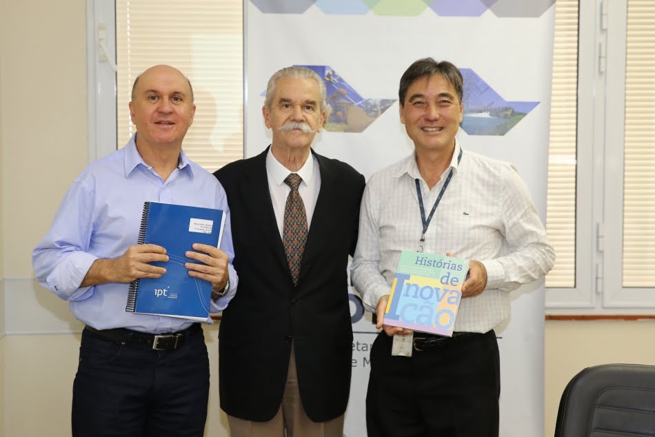 Cerimônia de entrega do relatório contou com a presença (da esq. para dir) de Cabral Jr, Meirelles e Agostinho Tadashi Ogura, diretor de inovação e negócios do IPT. Crédito foto: Secretaria de Energia e Mineração