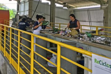 Trabalhadores fazem triagem de material na cooperativa de reciclagem de Bertioga