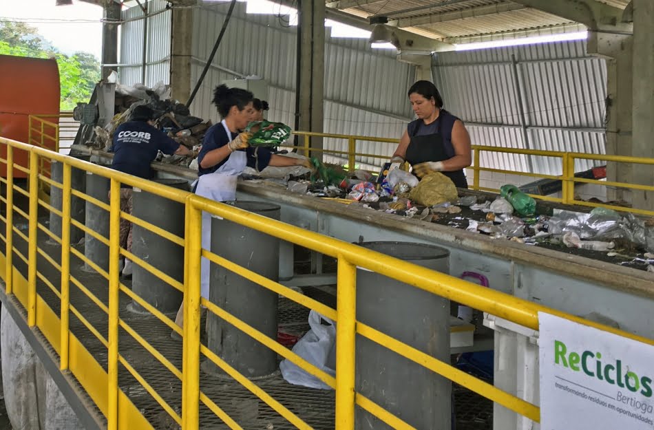 Trabalhadores fazem triagem de material na cooperativa de reciclagem de Bertioga