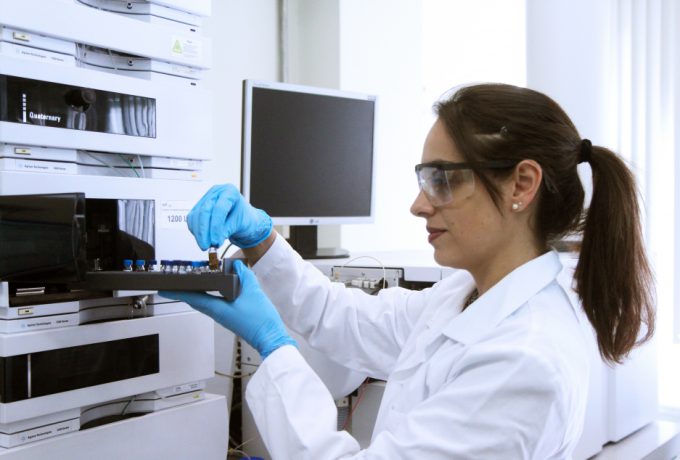 Amanda Marcante, pesquisadora do IPT, manipula amostras em laboratório do Instituto