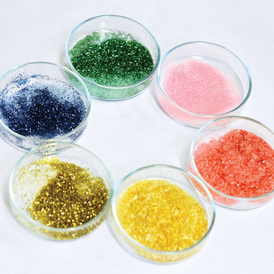 Biodegradável ou não? 1 Glitters convencionais e bioglitters foram ensaiados no Laboratório de Análises Químicas do IPT