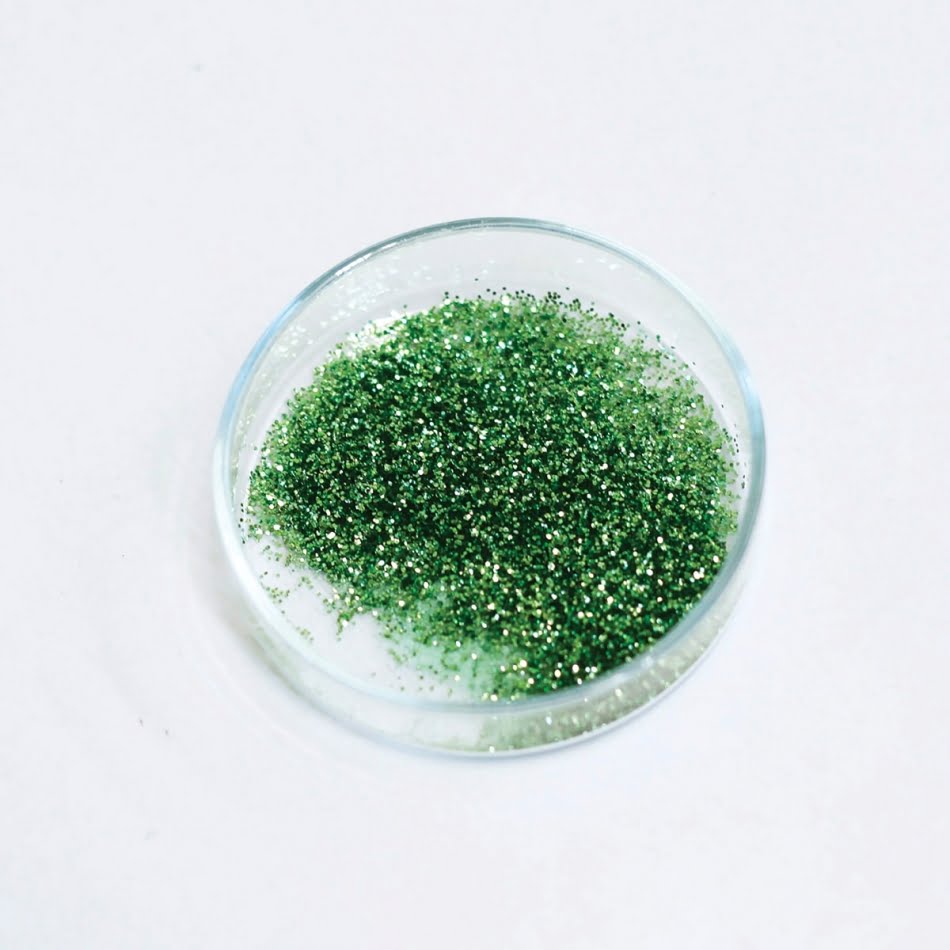 Biodegradável ou não? 2 Glitter comum testado no IPT apresenta 53% de poliéster, 36% de sílica e 11% de outros aditivos