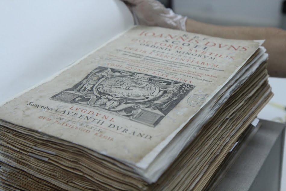 ...o que motivou os responsáveis à execução do projeto de reparação, seguido de um estudo sobre o processo de confecção dos livros.