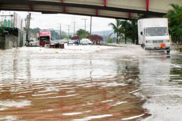 Adensamento das cidades ocupando áreas de várzea e impermeabilizando progressivamente o solo tornou complexo resolver o problema das cheias urbanas