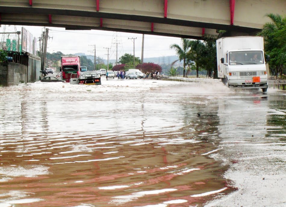 Adensamento das cidades ocupando áreas de várzea e impermeabilizando progressivamente o solo tornou complexo resolver o problema das cheias urbanas