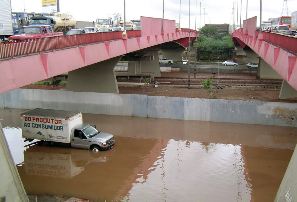 Todo o sistema viário da capital paulista foi estruturado nas chamadas ‘vias de fundo de vale’, que foram idealizadas pelo engenheiro Prestes Maia na década de 1930 - dois exemplos são as Marginais Tietê e Pinheiros