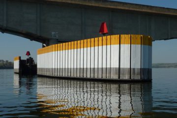 Sistema flutuante de proteção de pilares instalado na ponte da rodovia SP-191, sobre o rio Tietê