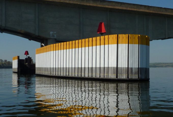 Sistema flutuante de proteção de pilares instalado na ponte da rodovia SP-191, sobre o rio Tietê