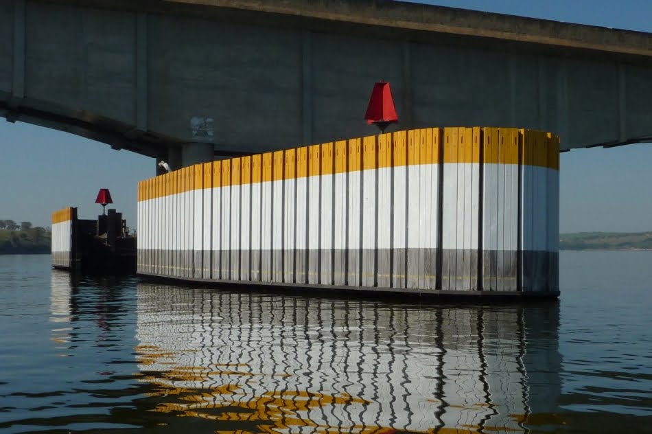 Sistema flutuante de proteção de pilares instalado na ponte da rodovia SP-191, sobre o rio Tietê