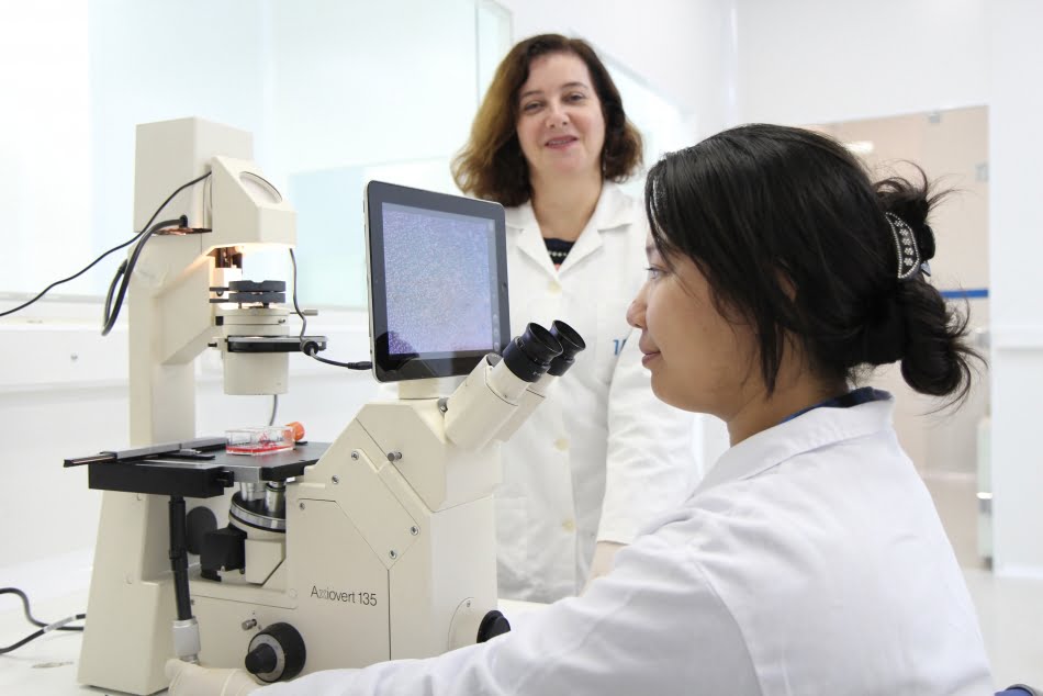 Natalia ao lado de Patricia no laboratório: 84 estudantes se inscreveram para a vaga, uma das mais concorridas do concurso, e Natalia ficou em primeiro lugar na classificação final