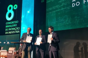 Jorge Almeida Guimarães, diretor-presidente da Embrapii; Adauto Caldara, gerente de Inovação e Desenvolvimento Tecnológico da Vale, e Jefferson de Oliveira Gomes, diretor-presidente do IPT (da esq. para dir) no 8º Congresso Brasileiro de Inovação da Indústria